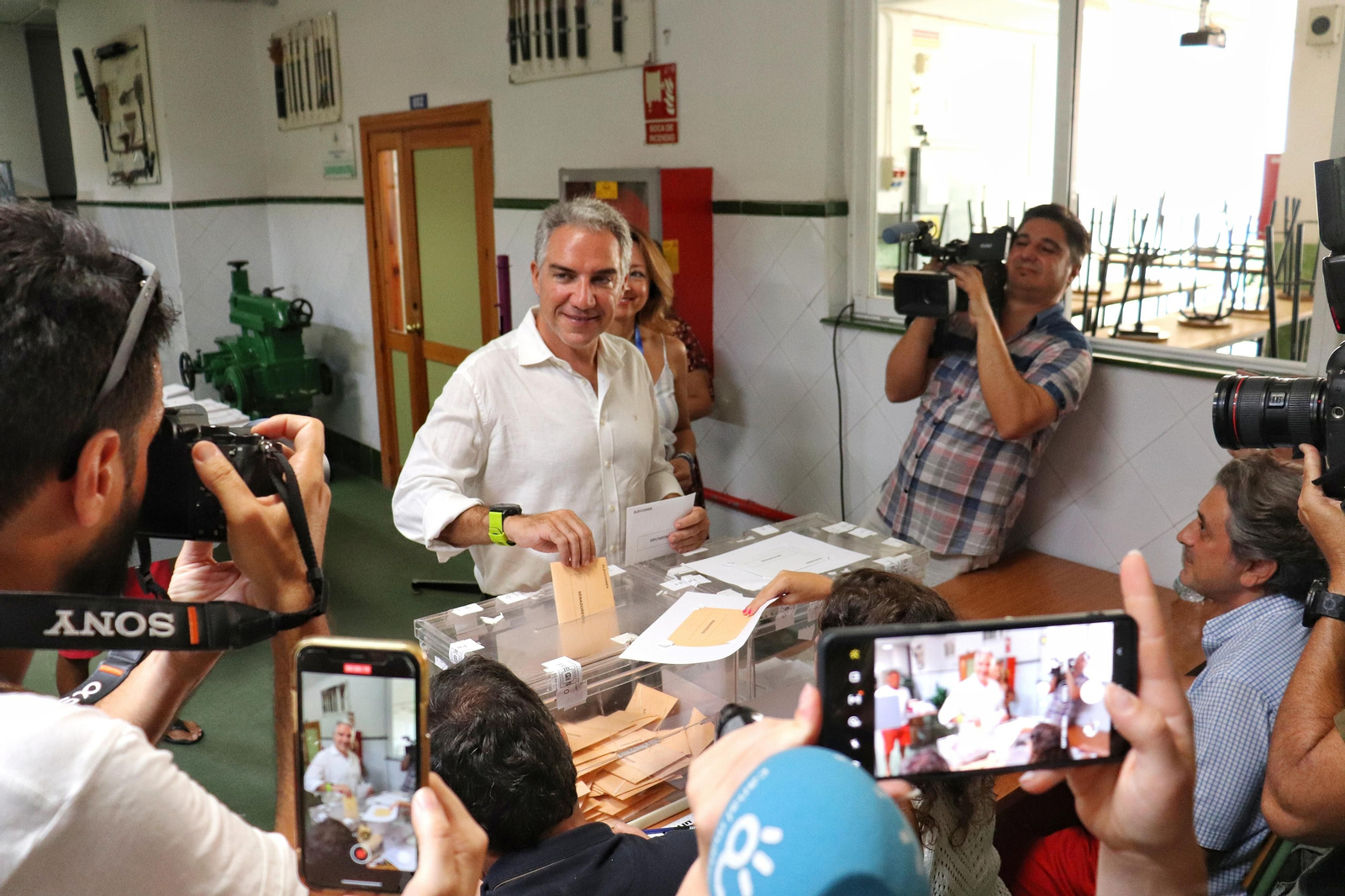 Elías Bendodo, votando en Málaga. Elías Bendodo, votando en Málaga.
