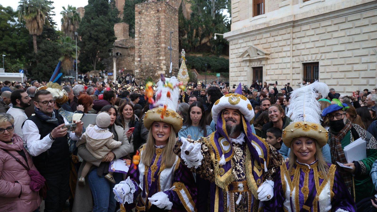 El Heraldo junto a los Pajes Reales en el pasacalles