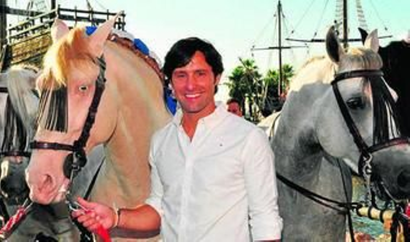 El rejoneador Andrés Romero, con dos de sus cabalgaduras.
