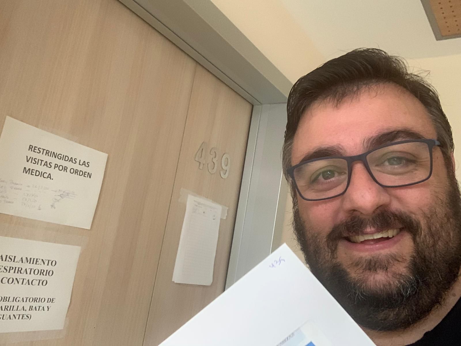 José María Pabón en la puerta de la habitación de San Rafael el miércoles con el alta en la mano.