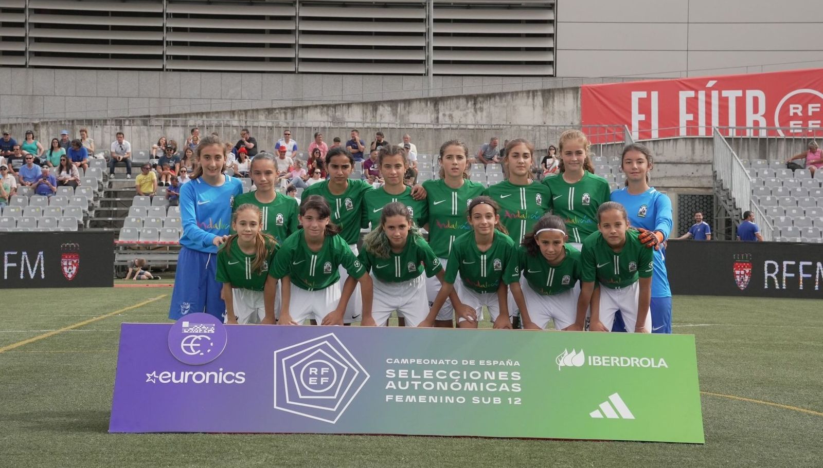 Triana Pérez (a la izquierda, de azul) junto a sus compañeras