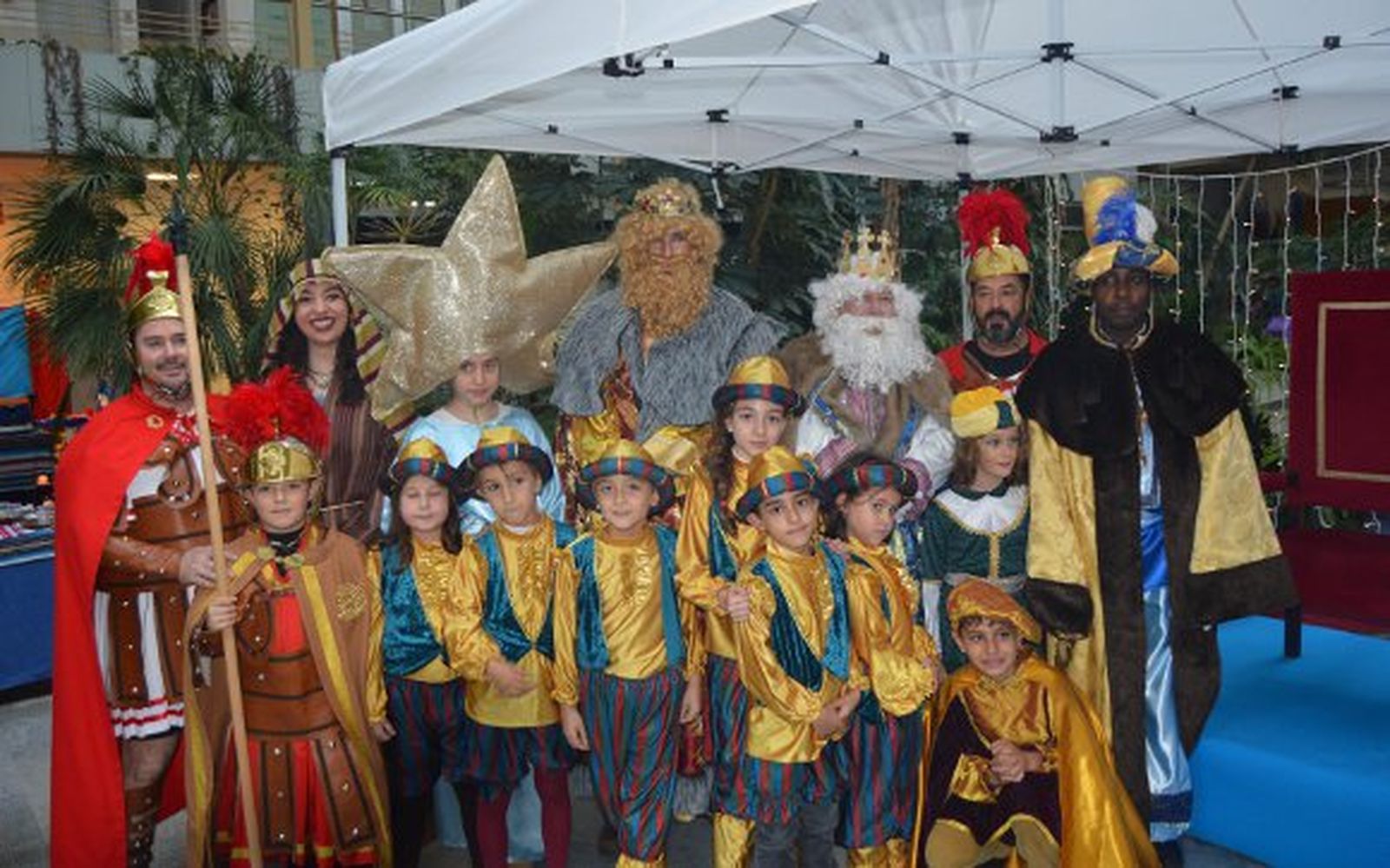 Los Reyes Magos, con todo su séquito, durante la entrega de regalos a los hijos de colegiados del Colegio Oficial de Graduados e Ingenieros Técnicos.

Foto: Ignacio Casas de Ciria