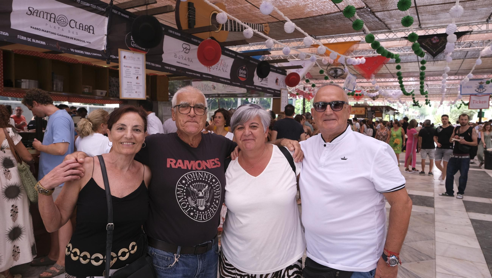 Los almerienses disfrutan del lunes en la Feria del Mediodía