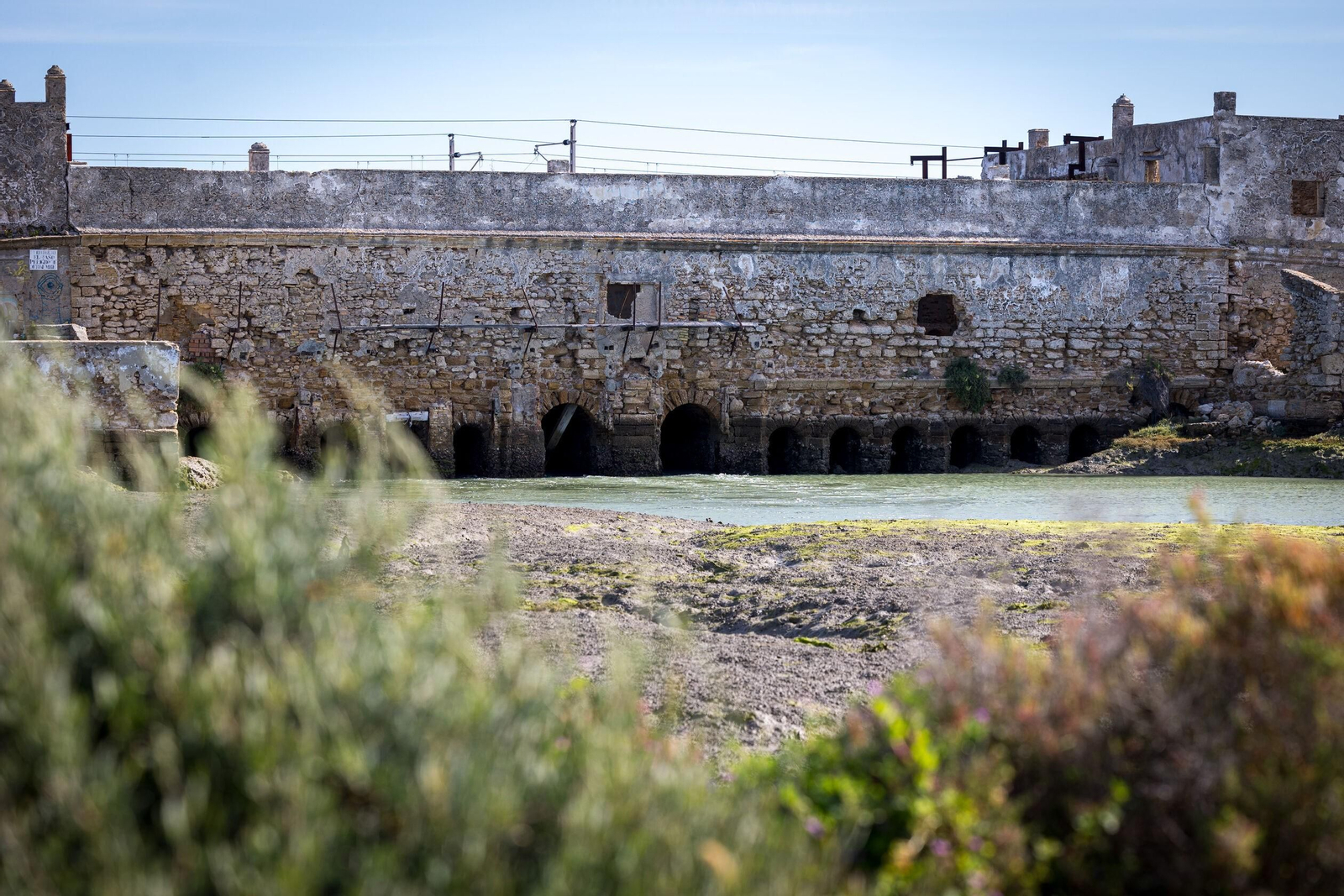Imágenes del pésimo estado del molino de mareas de Cádiz