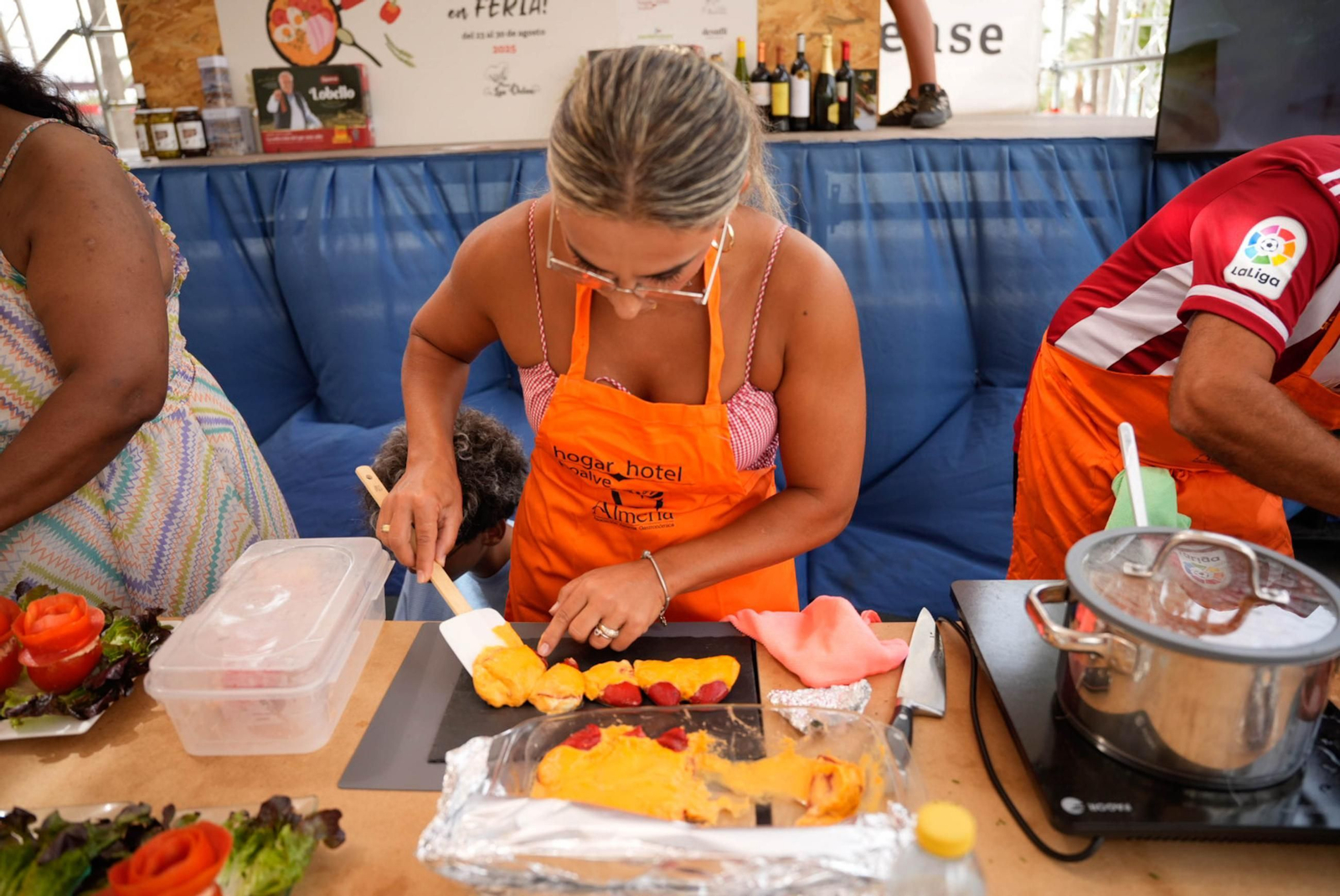 La Cofradía del Tomate y la semifinal del concurso gastronómico de la Feria de Almería, en imágenes