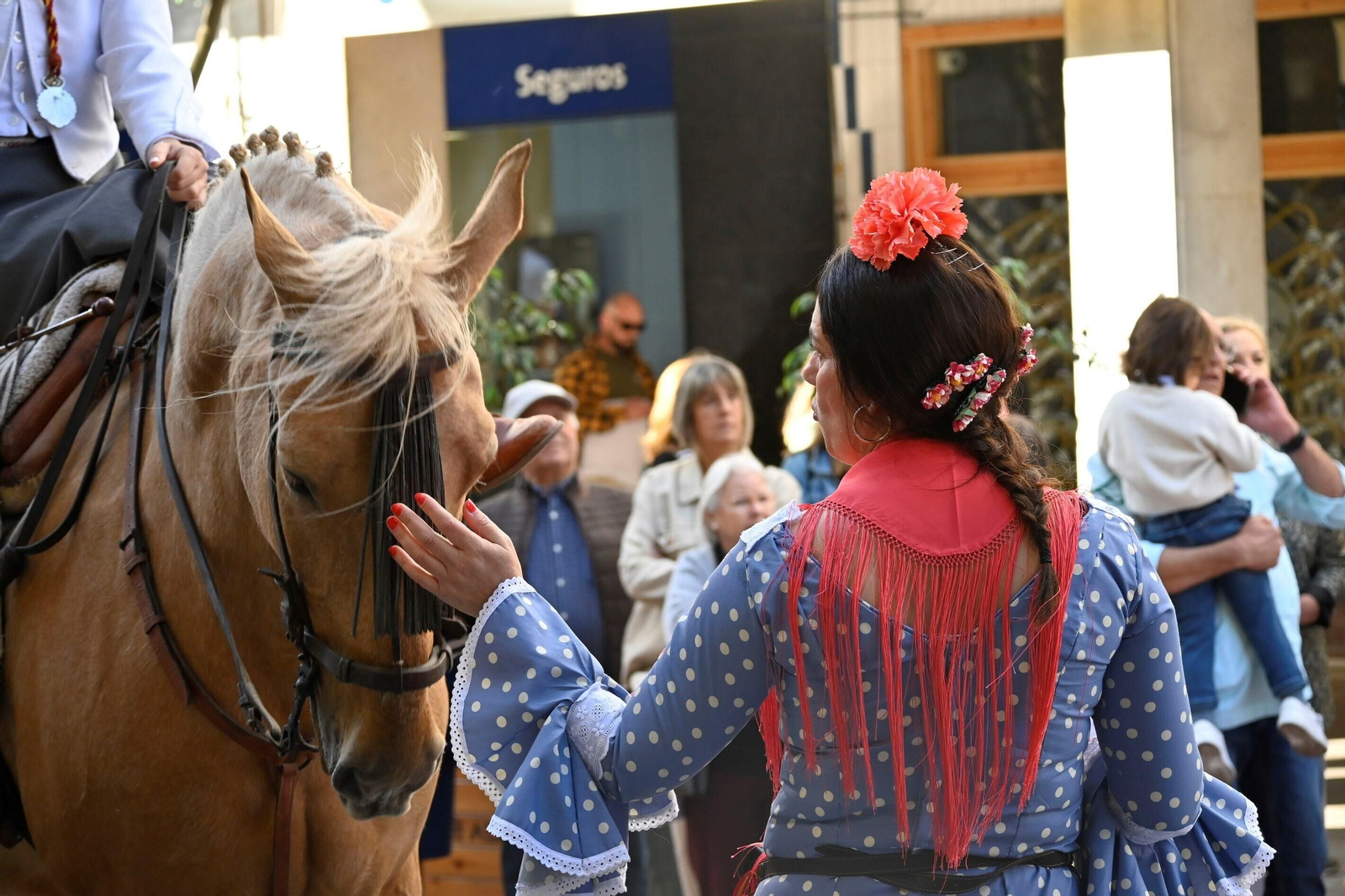 Imágenes de los peregrinos de la Hermandad de Emigrantes en su salida por las calles de Huelva