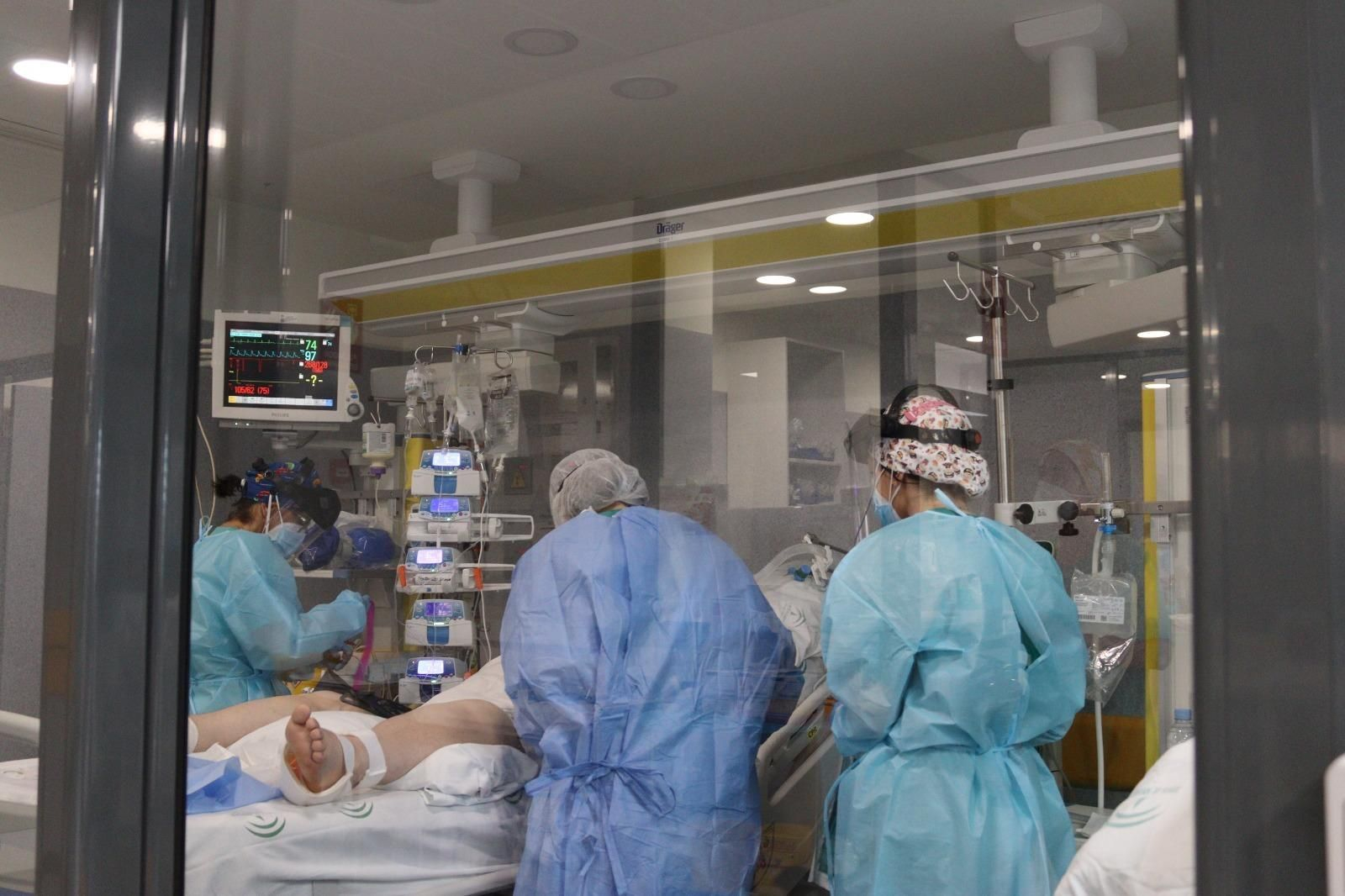 Sanitarios, en una unidad covid del Reina Sofía.