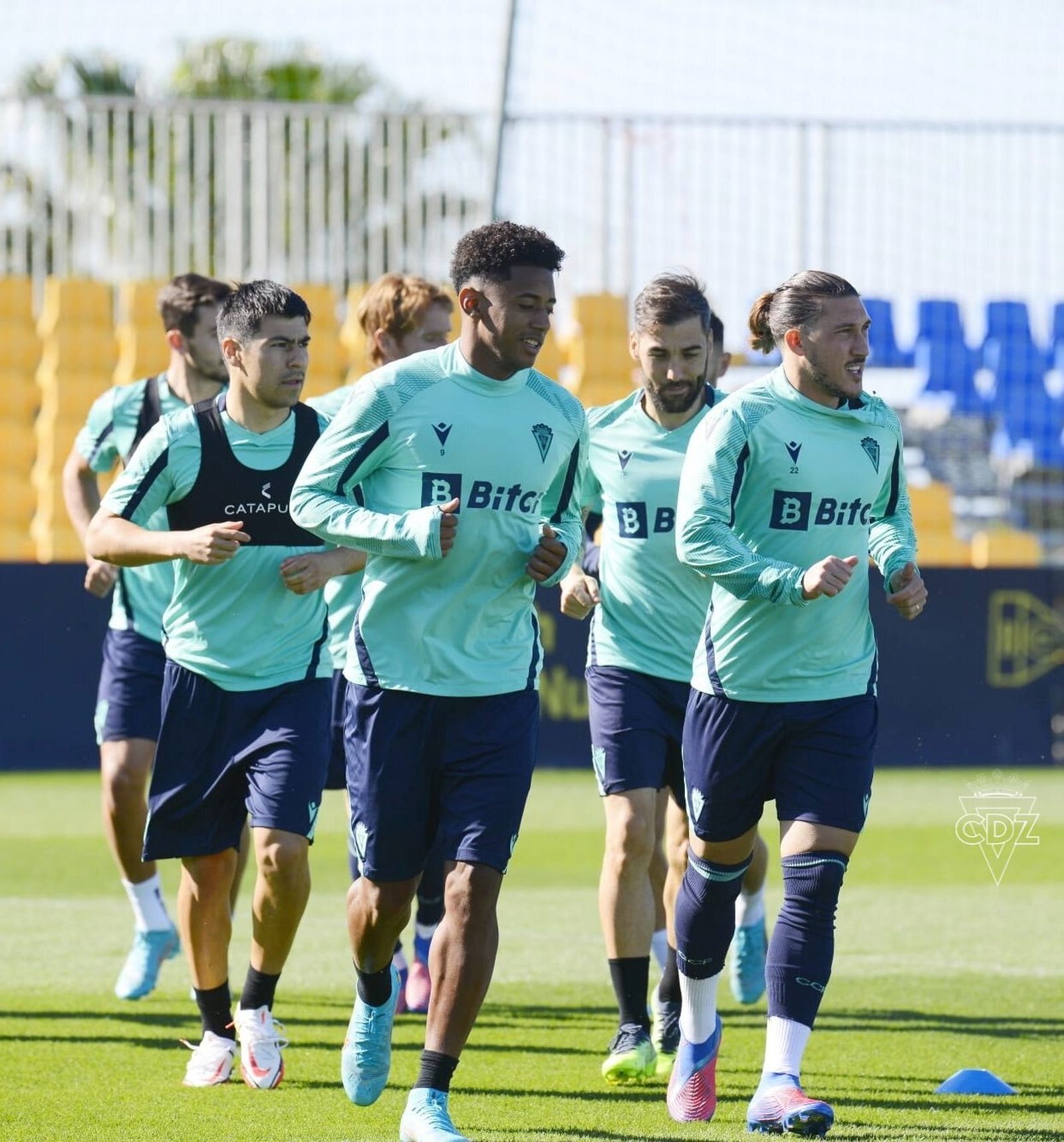 Jugadores calientan durante la sesión del jueves.