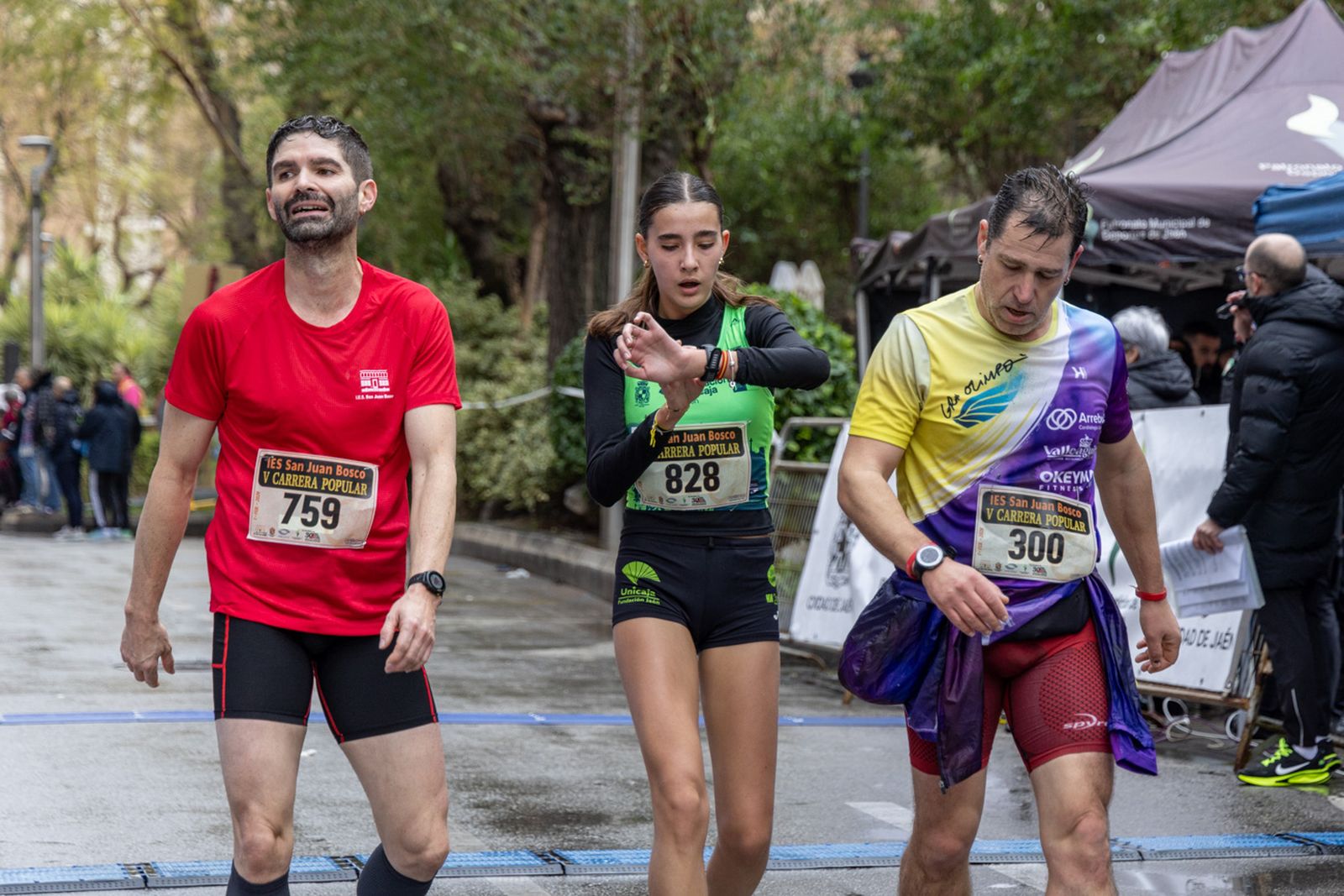 En imágenes: la lluvia no frena a más de un millar de corredores en la V Carrera Popular del IES San Juan Bosco (1)