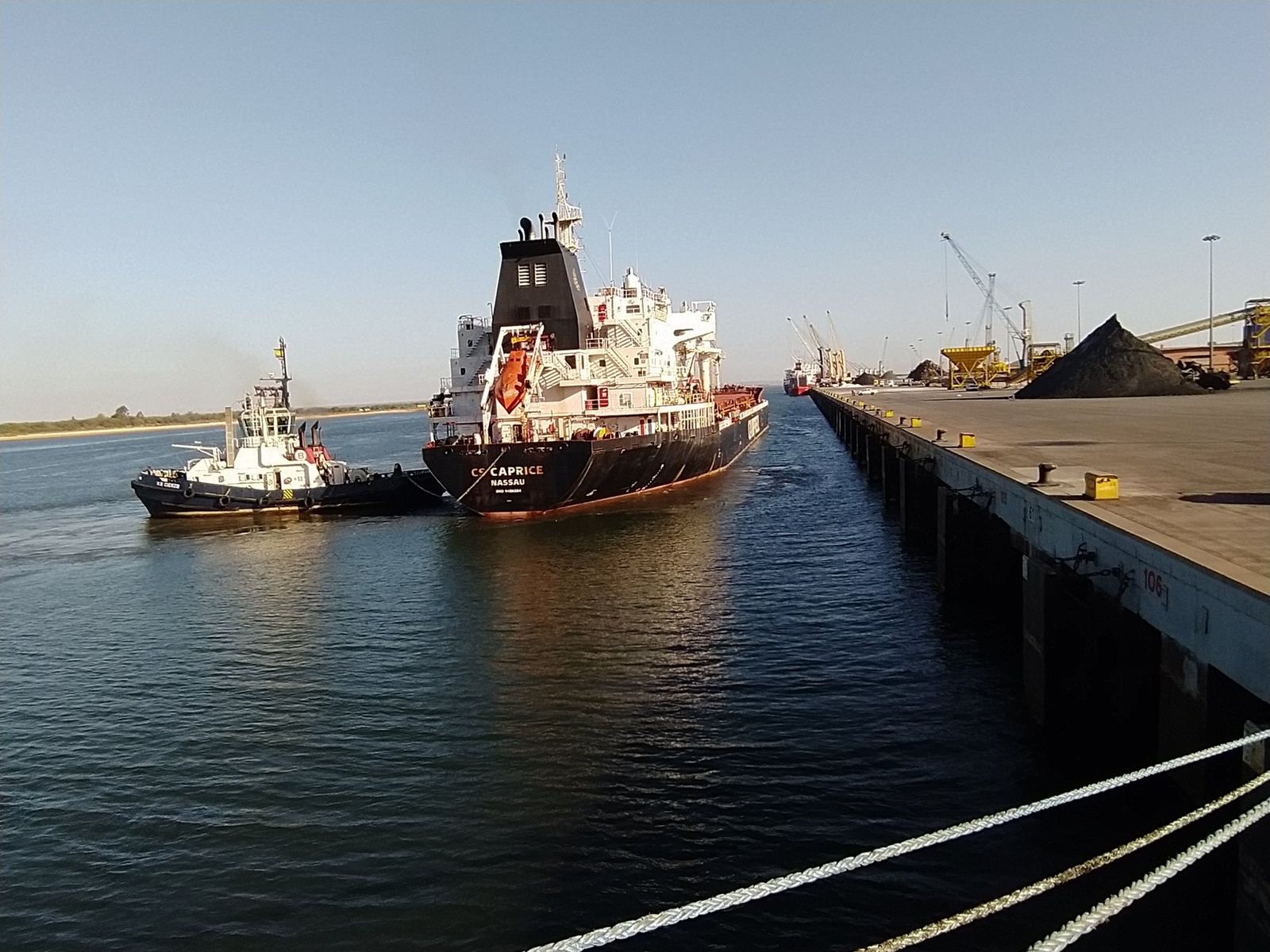 Un buque hace su escala en el muelle Ingeniero Juan Gonzalo.