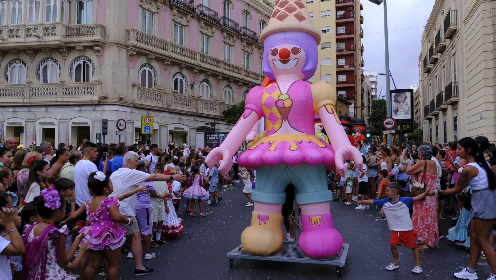 Las mejores imágenes de la Batalla de Flores de Almería