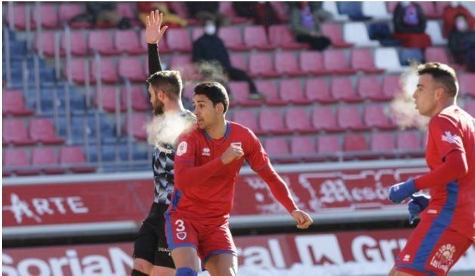 Público en las gradas (separados y con distancias) en Los Pajaritos en el Numancia-Almería.