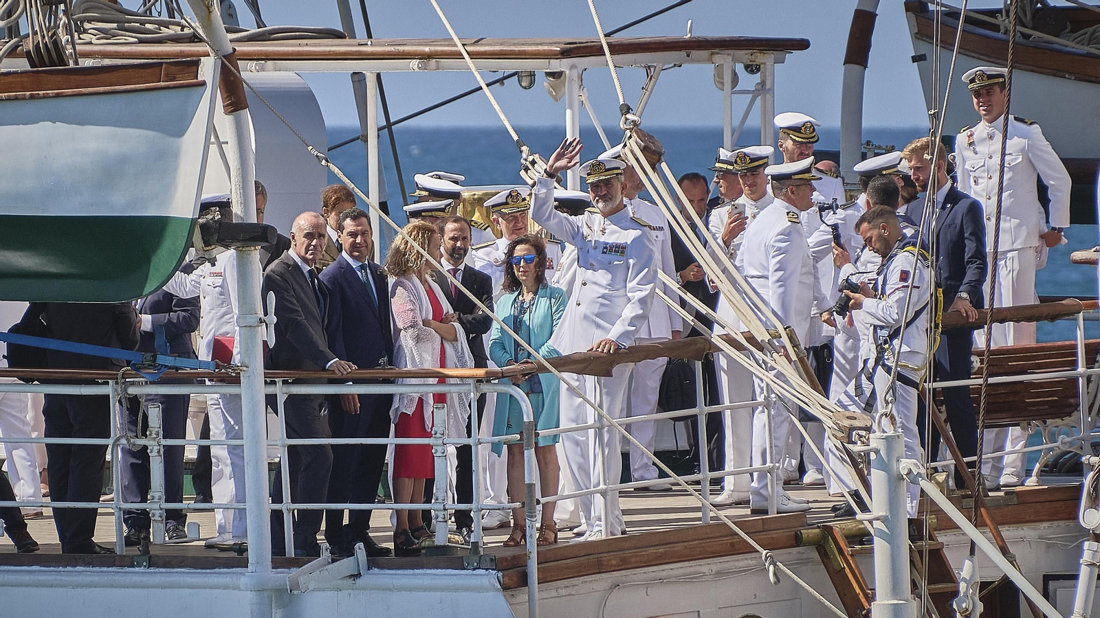 Parada naval y aérea en homenaje a Elcano en aguas de Sanlúcar. Parada naval y aérea en homenaje a Elcano en aguas de Sanlúcar.