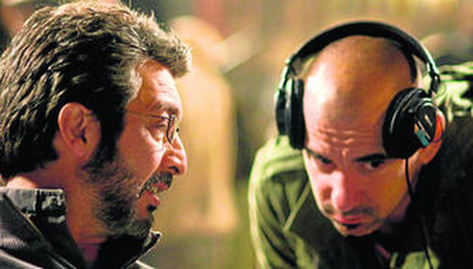 El director Pablo Trapero junto a Ricardo Darín, durante el rodaje de 'Elefante Blanco'.