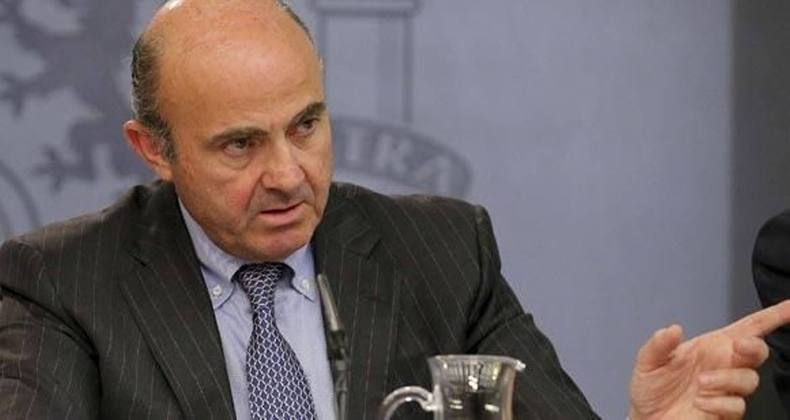 De Guindos dice que España "ha salido de la recesión pero sigue en crisis"