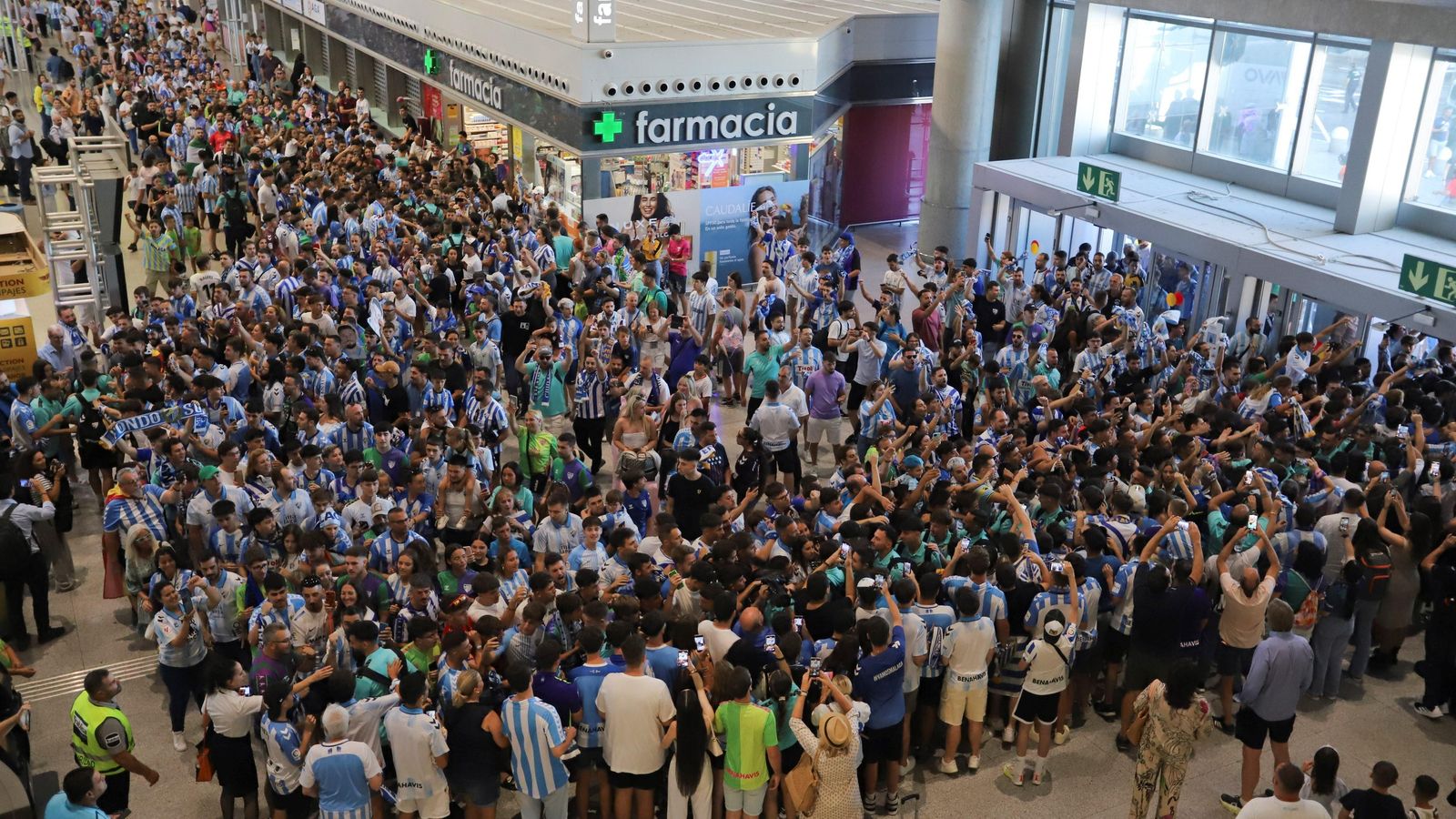 Las fotos de la afición despidiendo al Málaga en el aeropuerto antes de ir a Tarragona