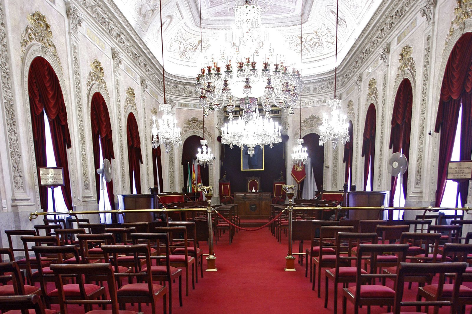 El salón de plenos, dispuesto para discutir proyectos de ciudad