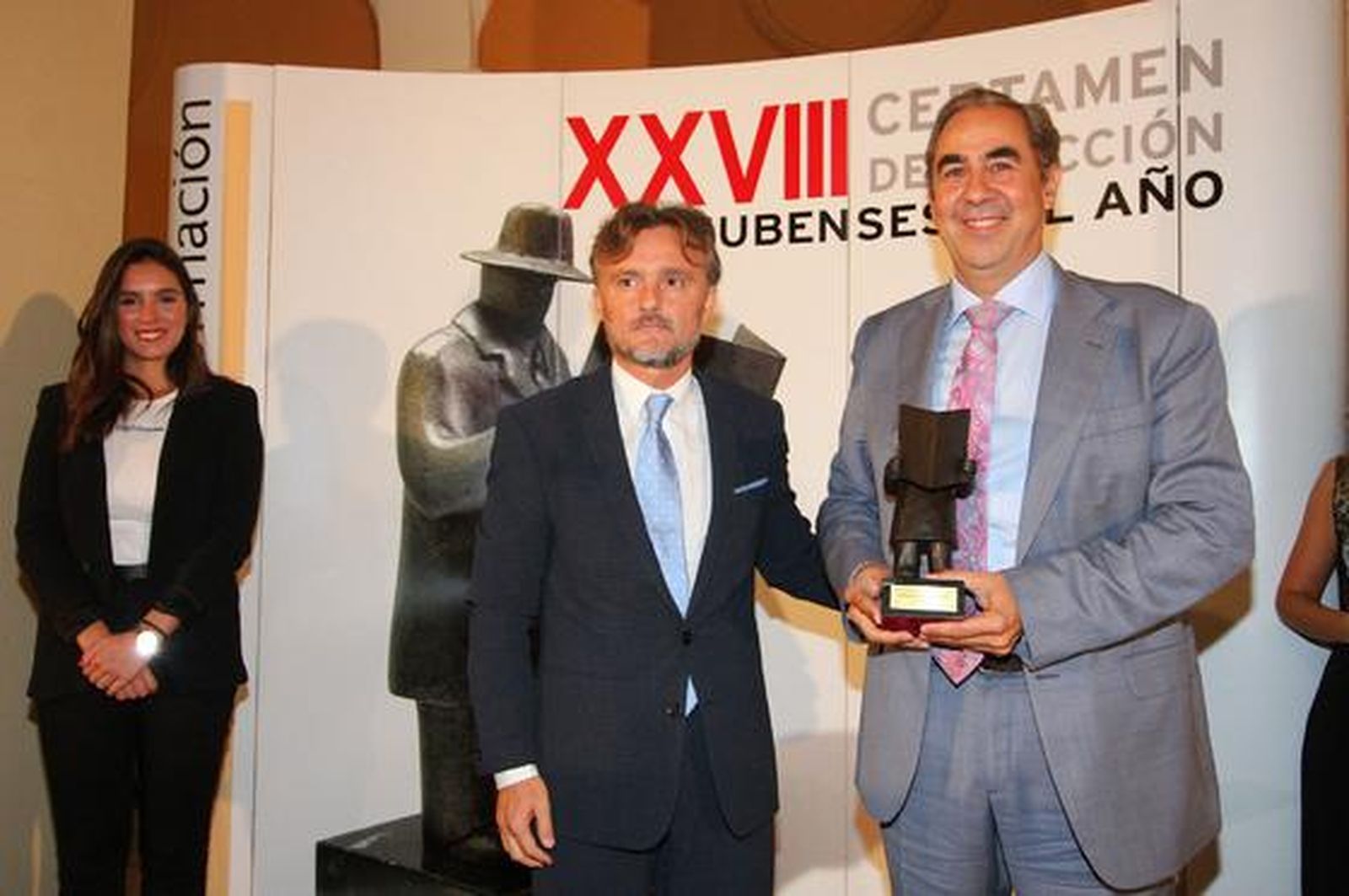 Ricardo García, director del Colegio Montessori, recibe el galardón por  parte de José Fiscal, consejero de Medio Ambiente y Ordenación del Territorio de la Junta de Andalucía.

Foto: Alberto Dominguez / Josue Correa / Canterla