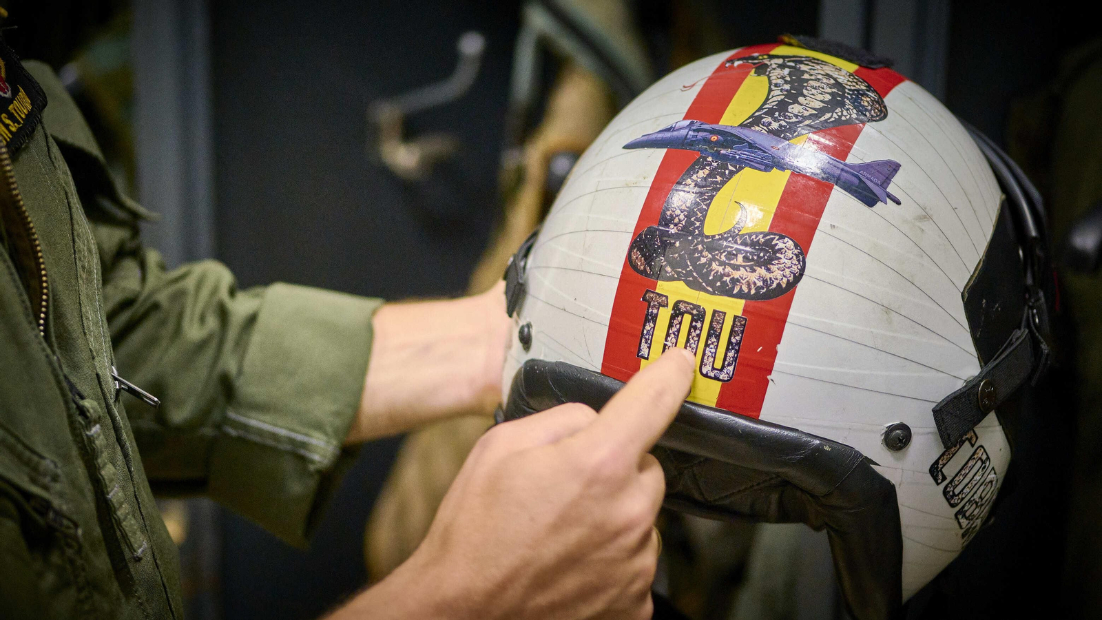 El casco de vuelo 'tuneado' del teniente de navío Santiago Touriño, una de las pocas licencias permitidas en la Armada Española, donde no están permitida la ornamentación gráfica de los aviones.