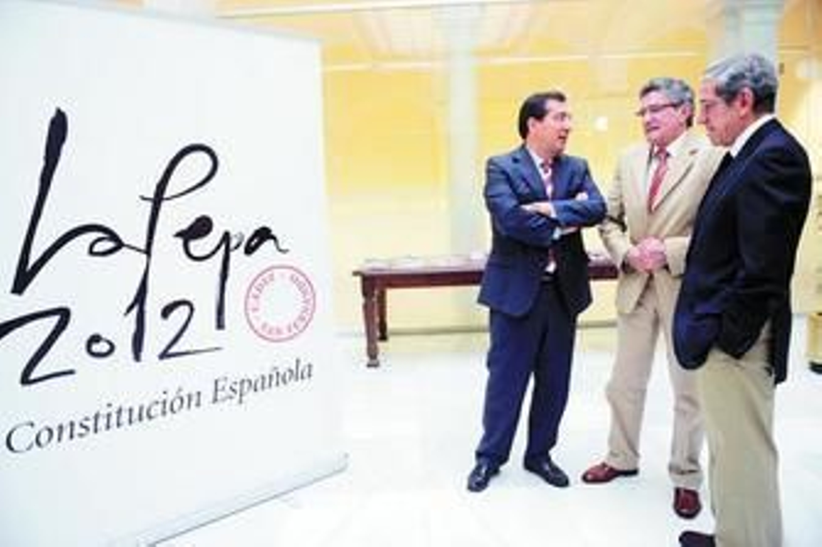 Los presidentes de Cajasol y Unicaja conversan con Luis Pizarro en un acto, ayer en Cádiz. Los presidentes de Cajasol y Unicaja conversan con Luis Pizarro en un acto, ayer en Cádiz.