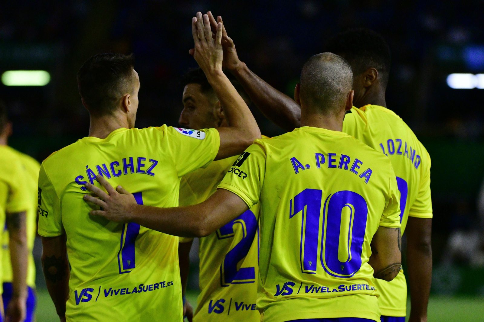 Los jugadores cadistas celebran el tanto inicial de Perea.