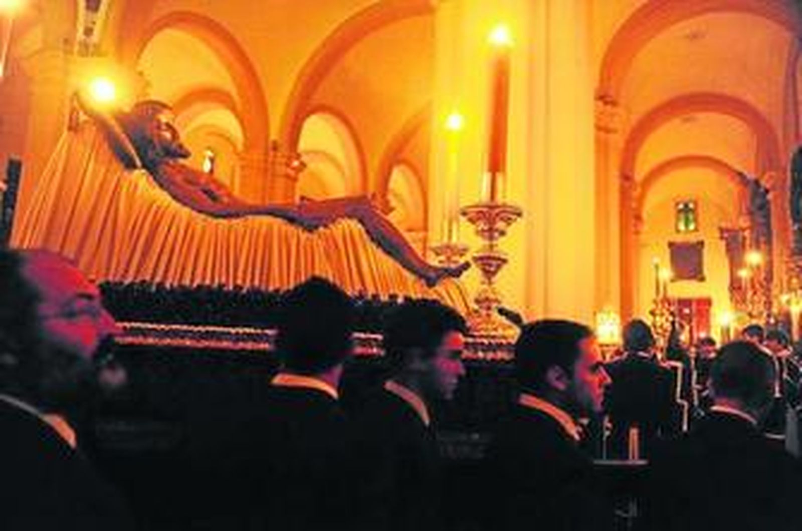 El Santísimo Cristo de la Redención, en parihuelas, atraviesa la Iglesia Mayor.