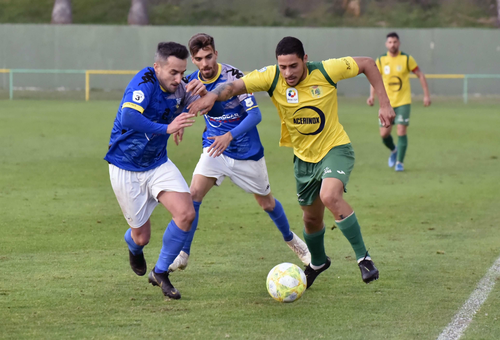 Godoy intenta irse de dos jugadores del Coria.