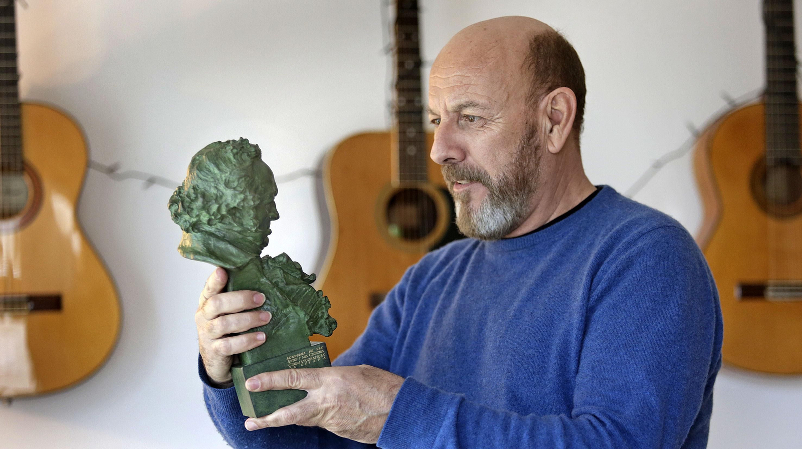 Javier Ruibal observa, en su casa de El Puerto de Santa María, su Goya a la mejor canción logrado el pasado sábado.