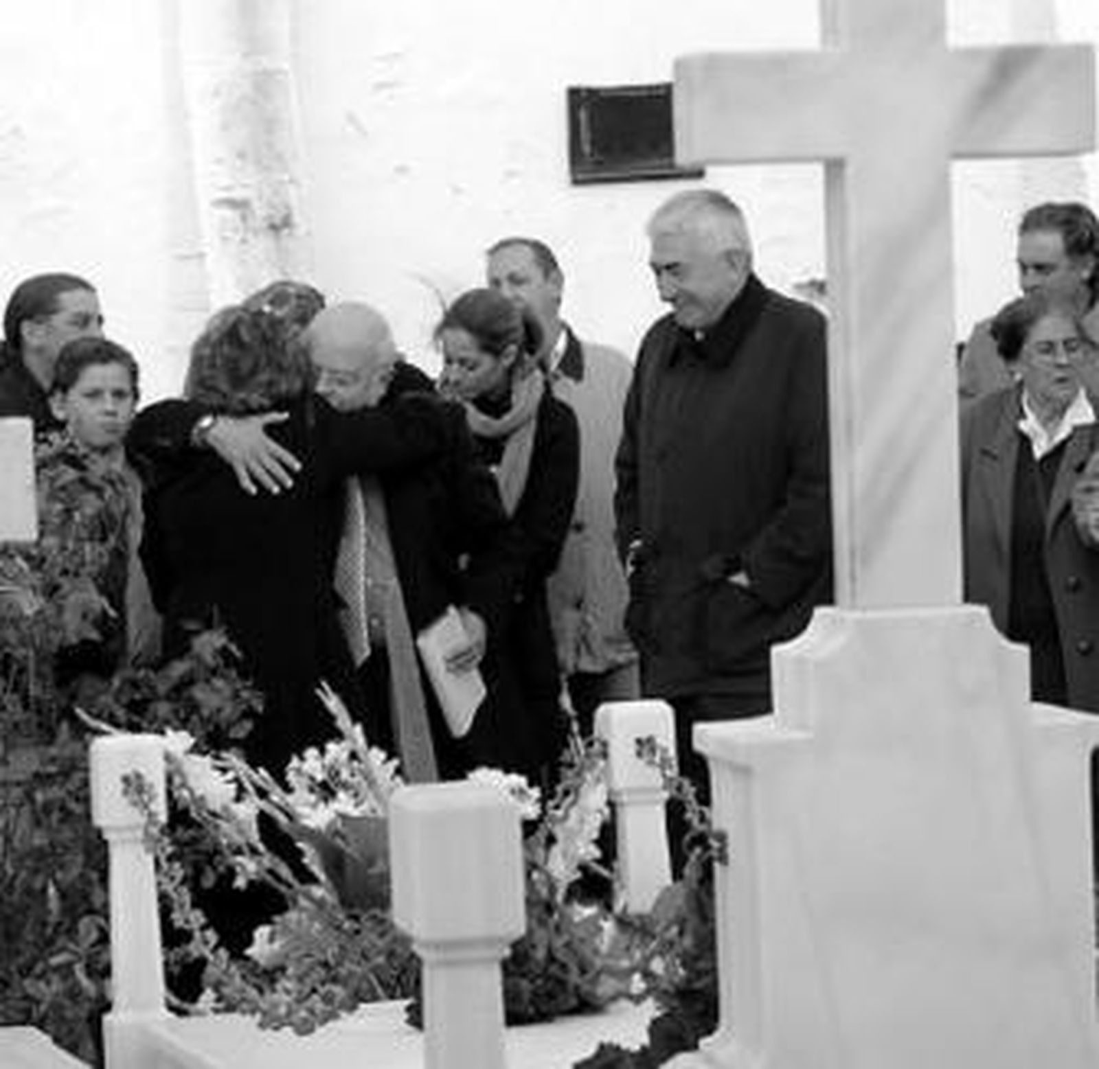 La viuda de Ortega abraza a García Candón ante Gómez Periñán.