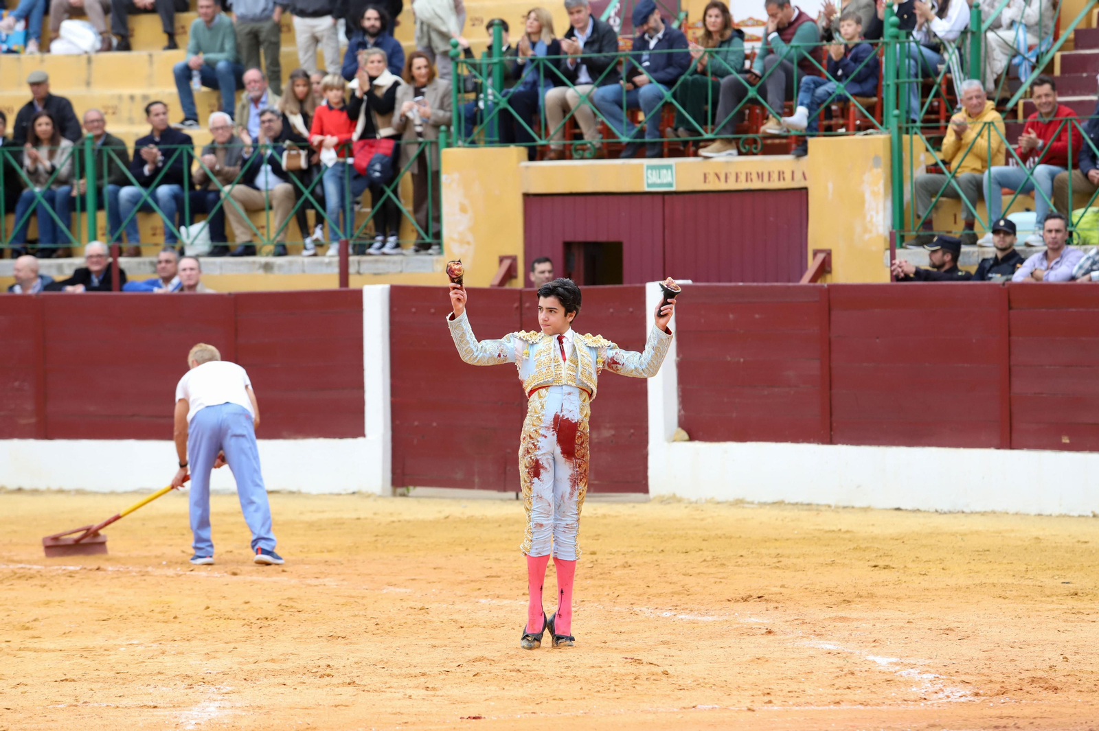 Imágenes de la novillada previa a la Semana Santa en la plaza de toros de La Línea