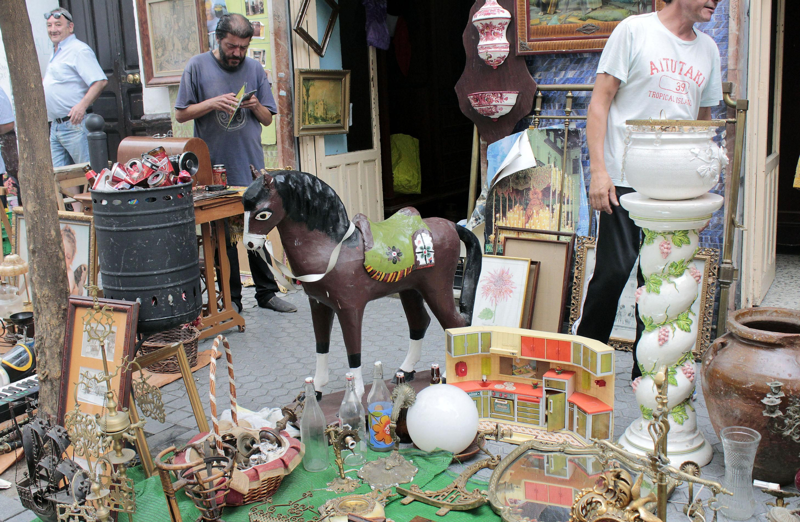 Imagen de archivo de uno de los puestos del popular mercadillo sevillano de El Jueves.