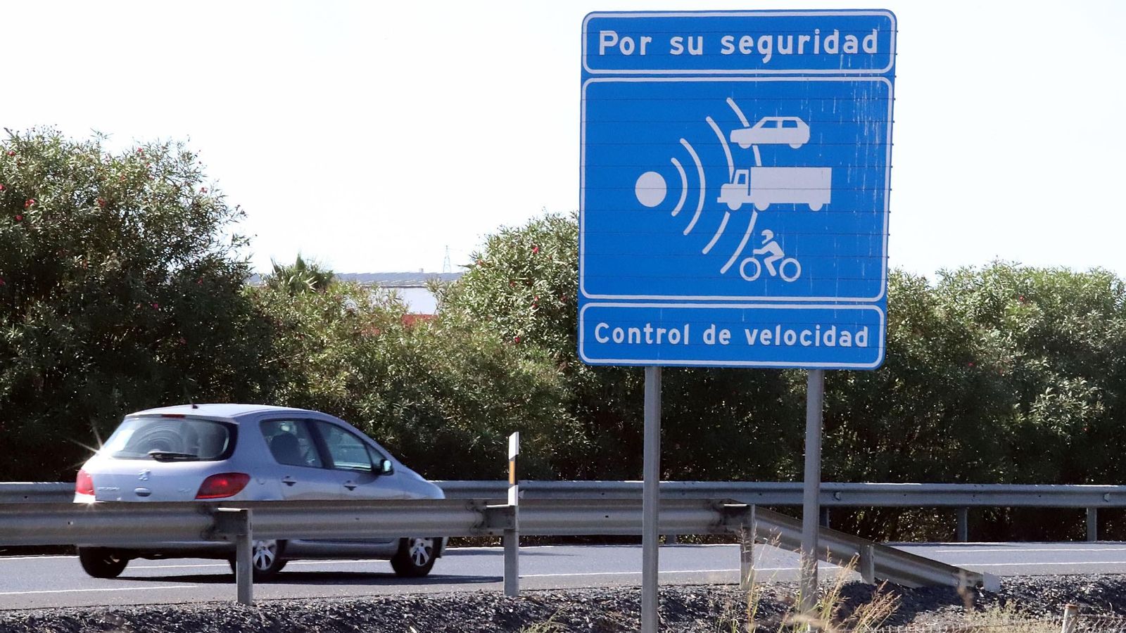 Señalización en la carretera de un control de velocidad por rada próximo.