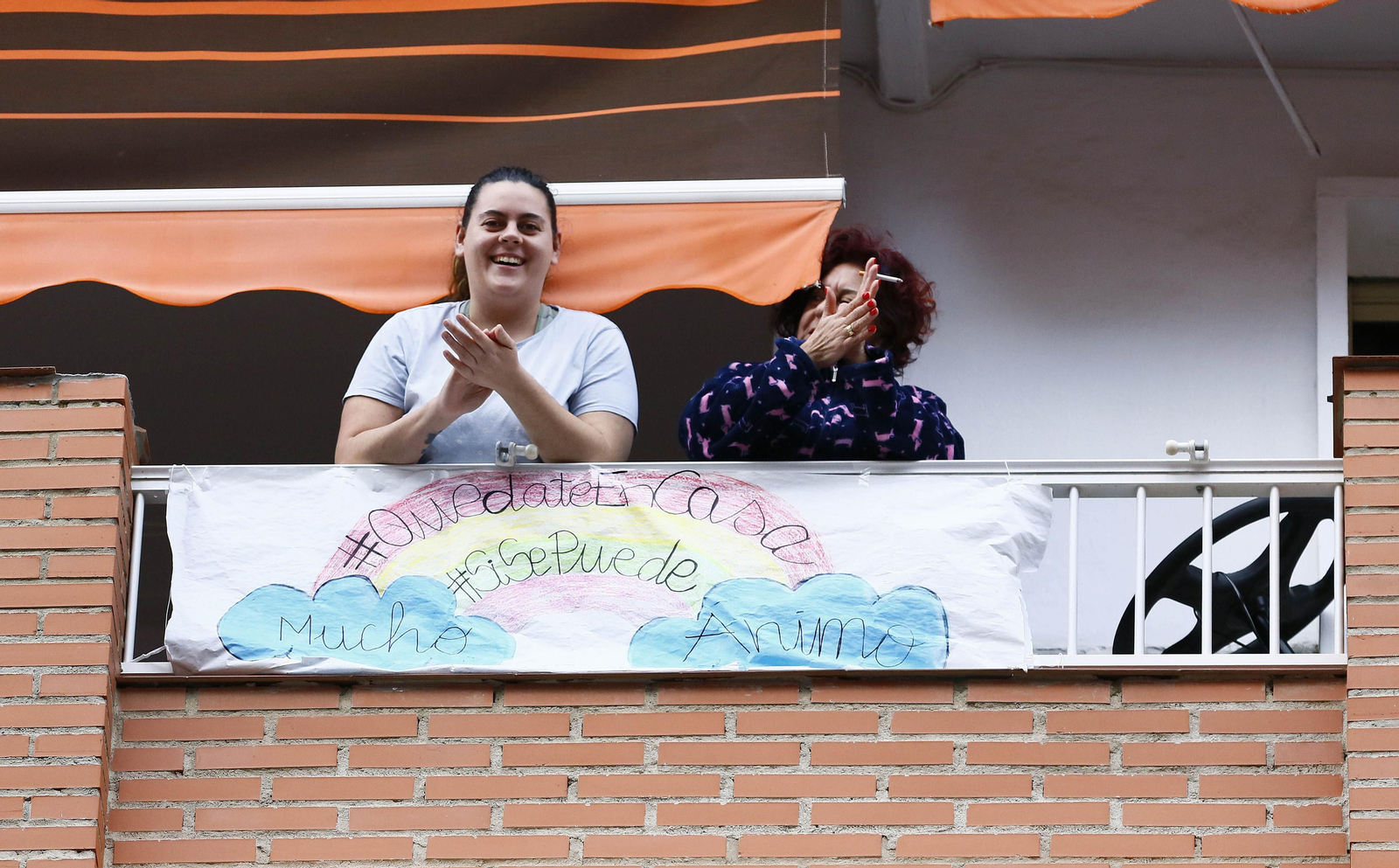 Coronavirus: El primer día de aplausos en Málaga en el que el sol aún no ha caído, en fotos