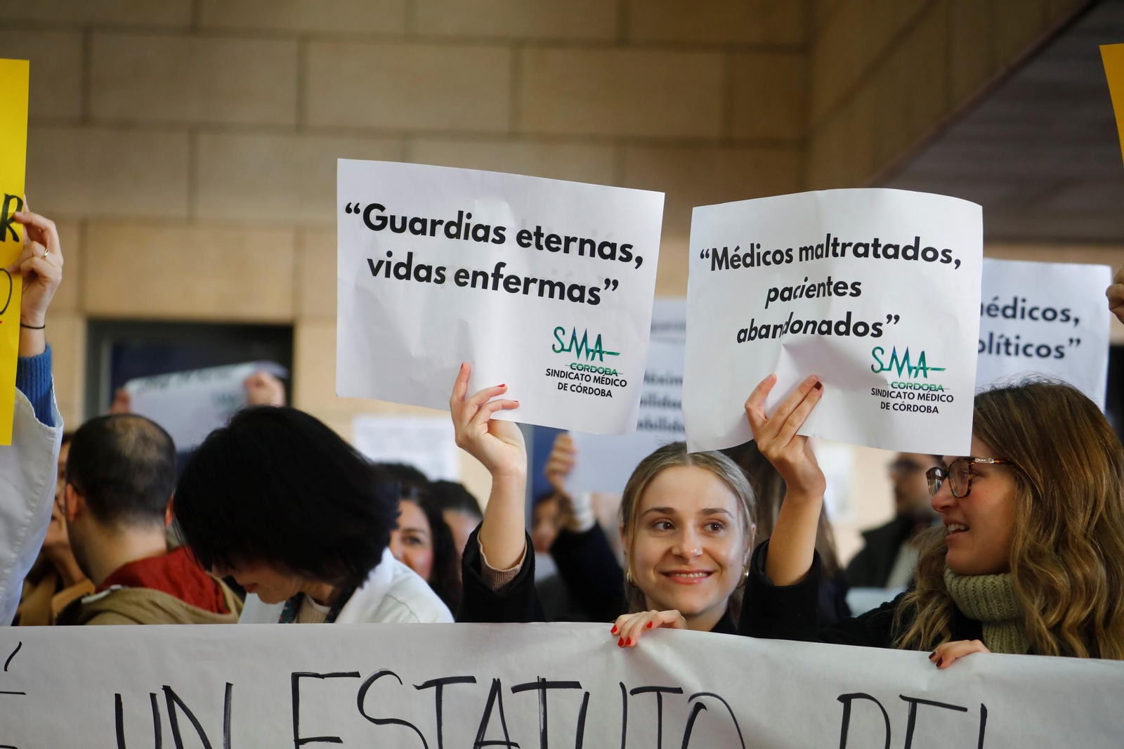 La concentración por la huelga de médicos en Córdoba contra el Estatuto Marco, en imágenes