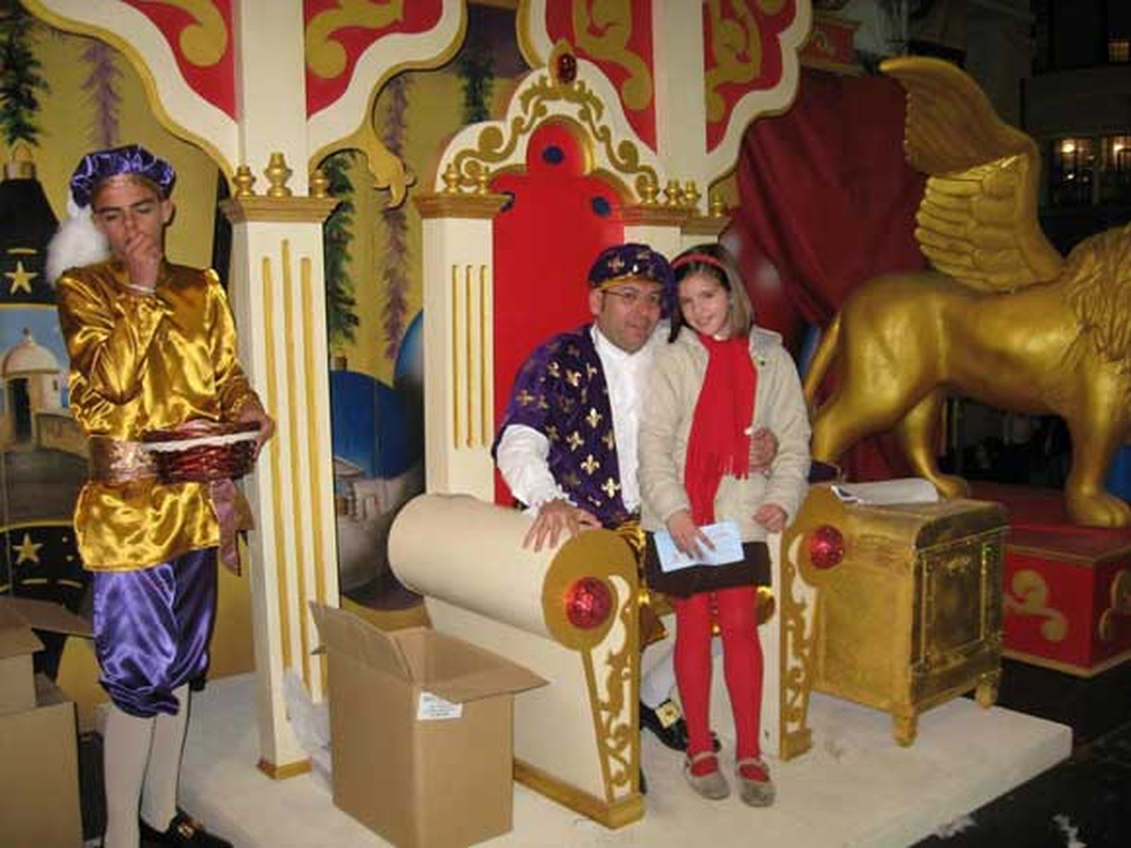 El Paje Real finaliza su misión en Cádiz tras haber recogido las cartas que los niños han redactado para los Reyes Magos.