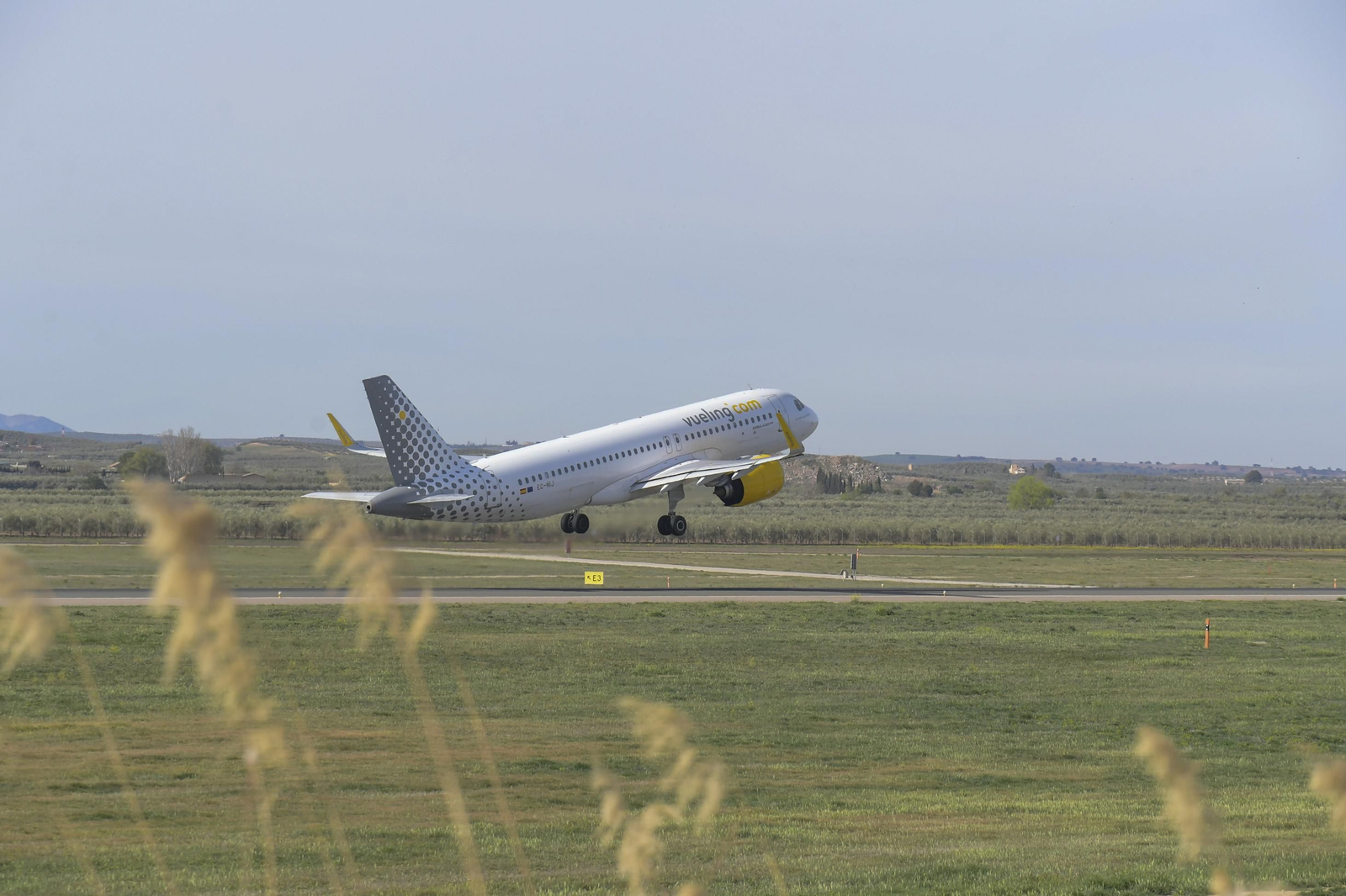 Un avión despega desde el aeródromo de Granada