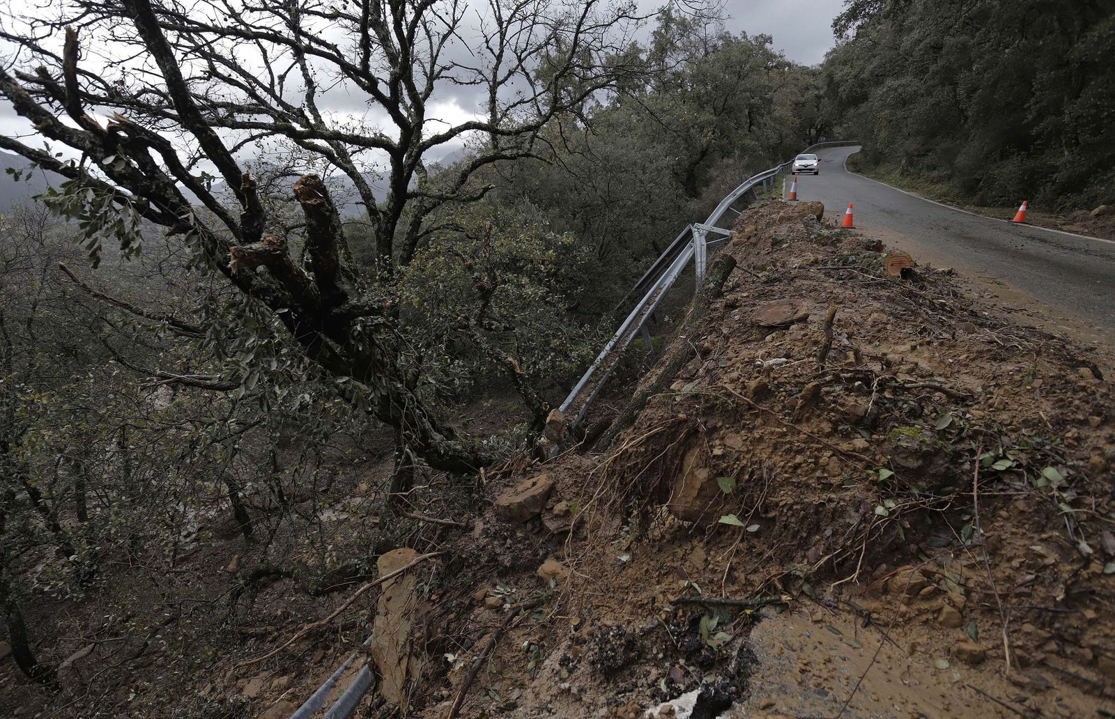 El Gobierno andaluz anunció una primera cifra de evaluación de los daños en las carreteras autonómicas como consecuencia de las sucesivas borrascas que han atravesado la región, que sitúa en 535 millones de euros. La carretera A-372 entre Benamahoma y Grazalema cortada al tráfico rodado por desprendimiento.