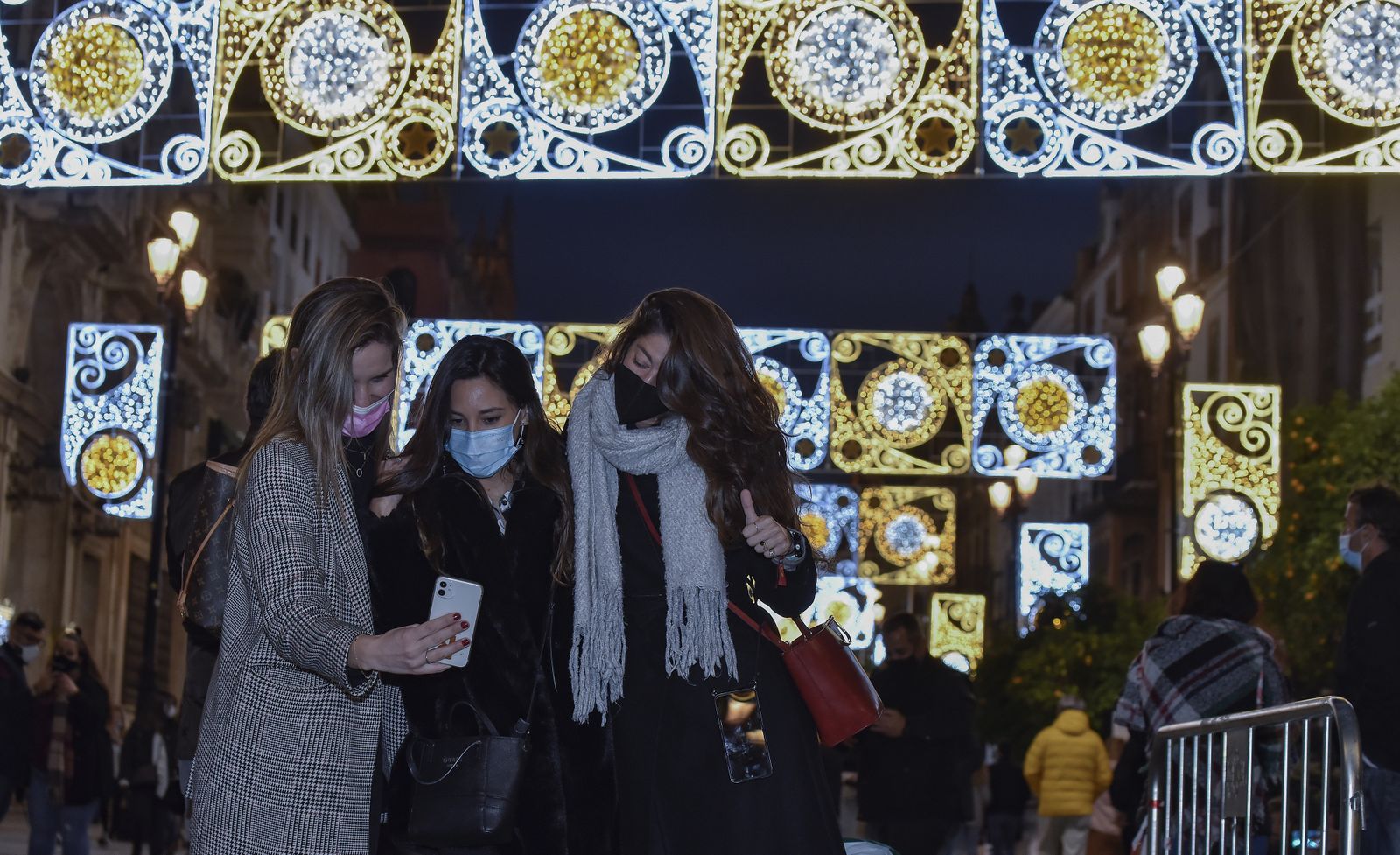 Sábado de ambiente, y encendido de luces de Navidad en Sevilla