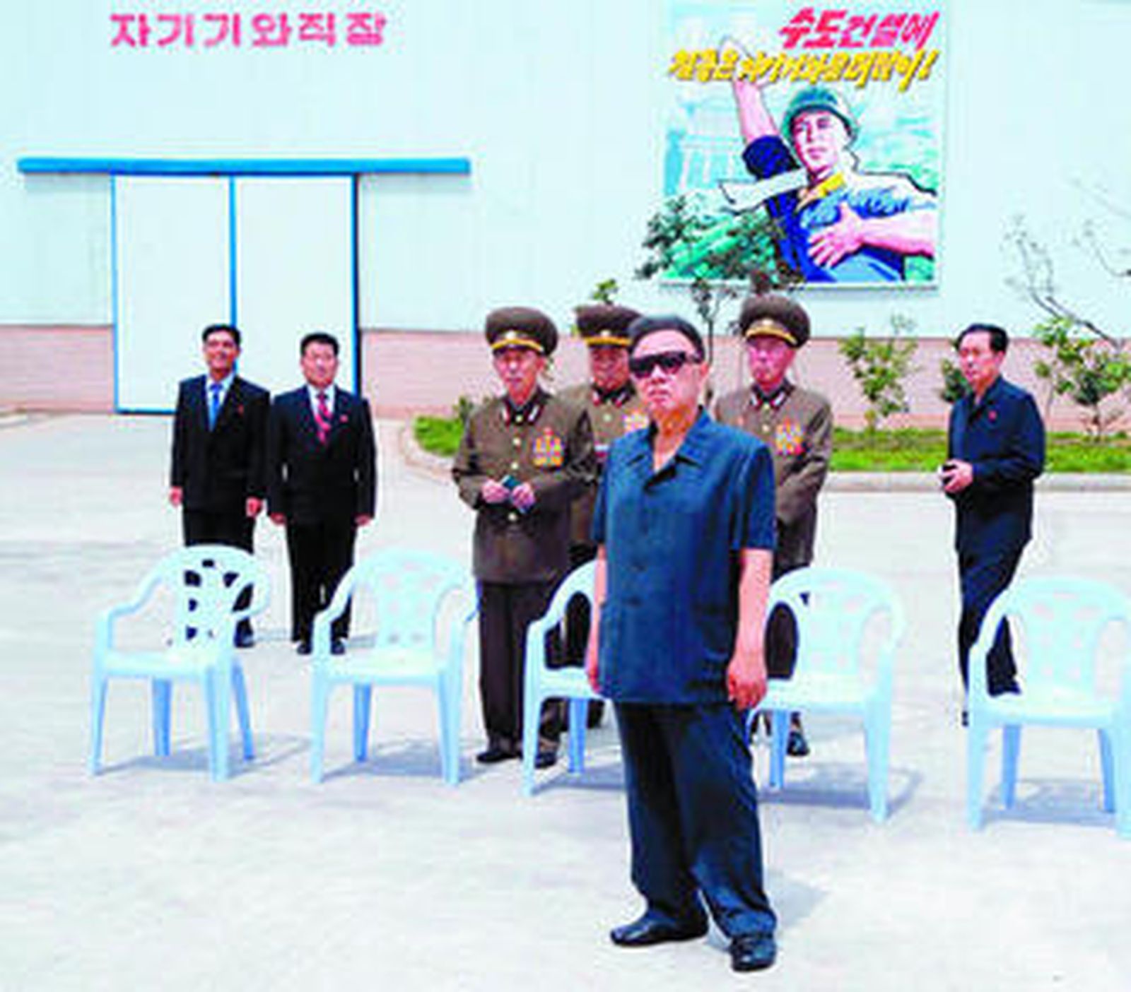 El líder norcoreano, Kim Jong-Il, durante su visita a una fábrica en Pyongyang.