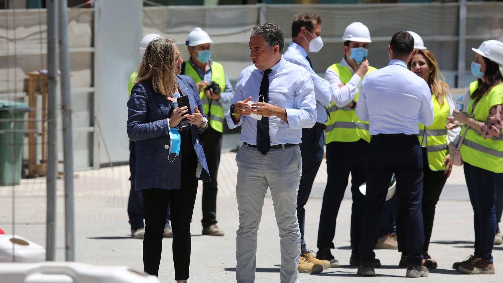 Carazo dialoga con Bendodo tras la finalización de la visita a las obras del Metro.