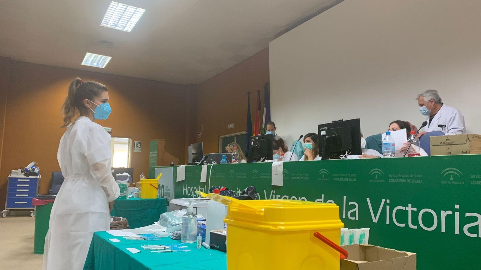 La vacunación se ha trasladado al salón de actos.