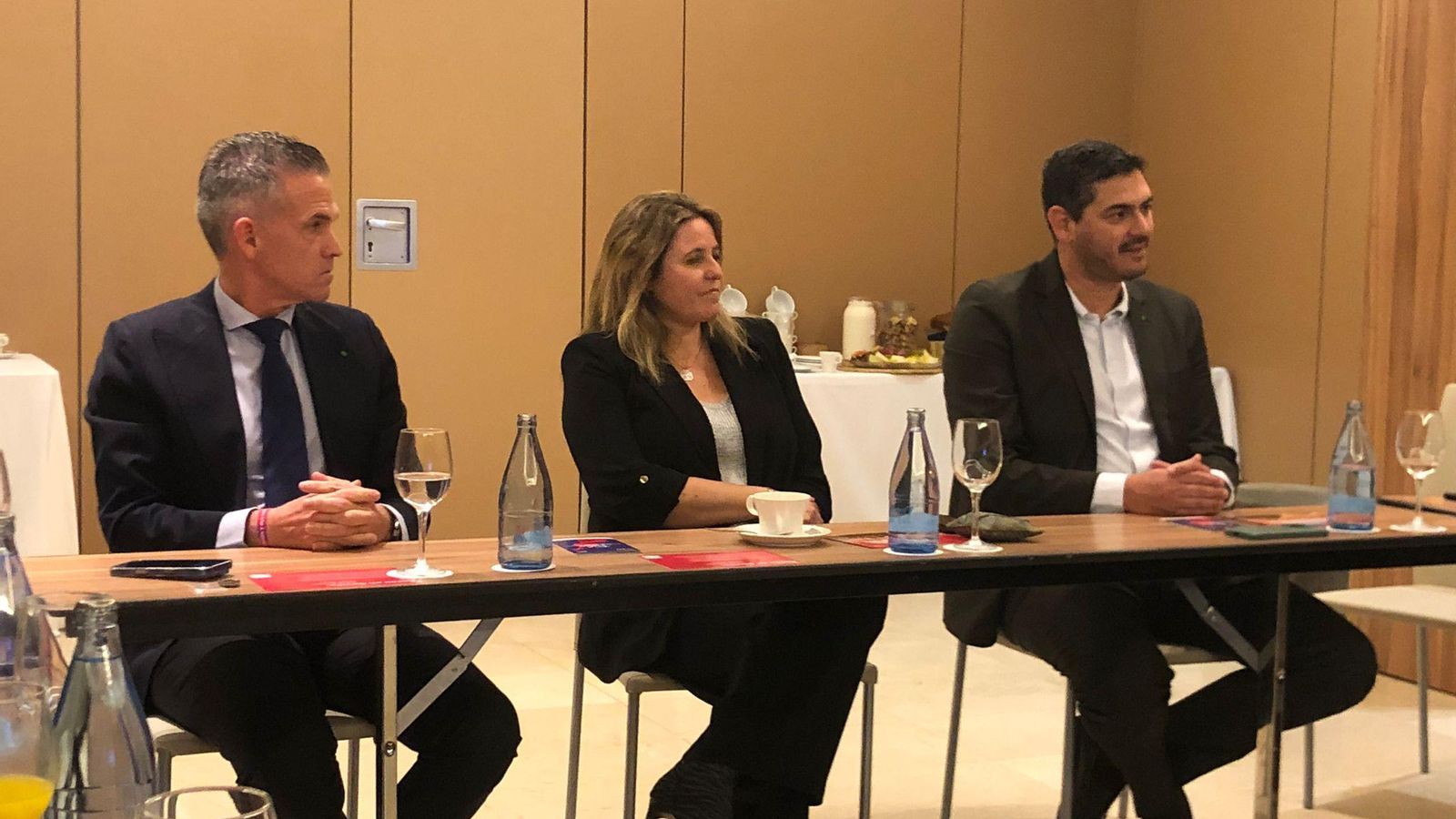 Isaac Flores de City Sightseeing, Angie Moreno y Jonay Lobo, de Binter