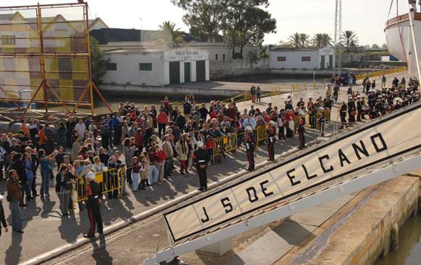 San Fernando despide en el Arsenal de La Carraca al buque escuela de la Armada, que partió de forma excepcional en uno de los primeros grandes actos conmemorativos del 2010

Foto: Javier Gonzalez