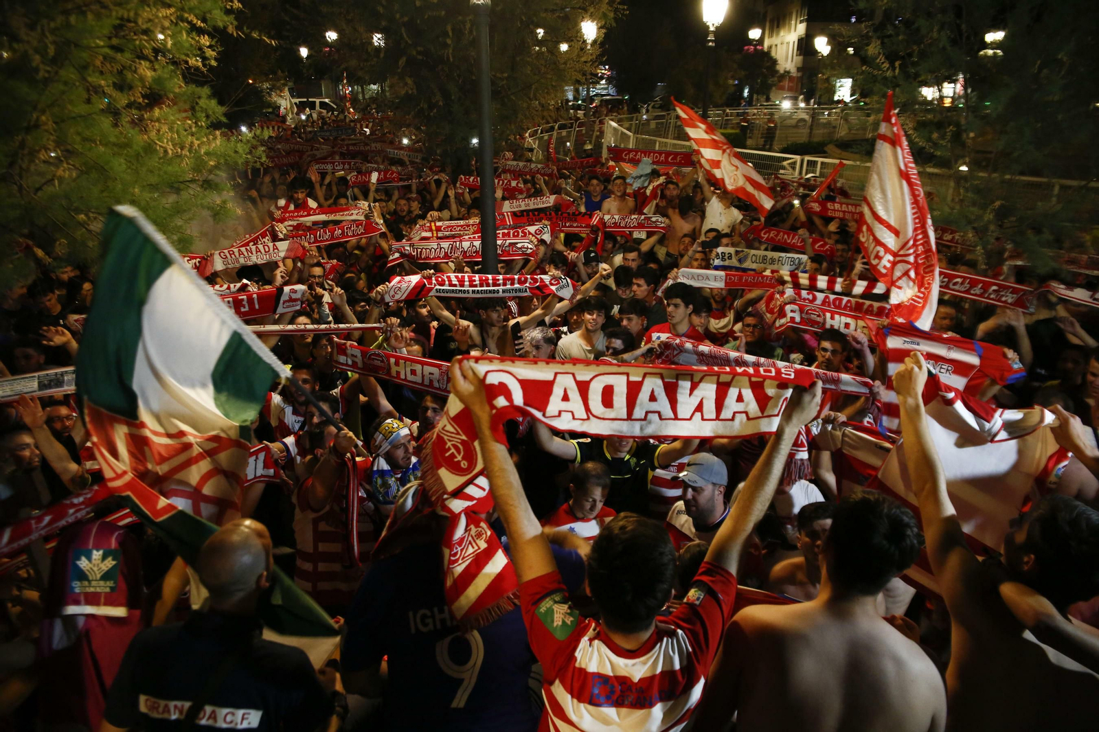 Las mejores imágenes de cómo Granada celebró el ascenso en la Fuente de las Batallas