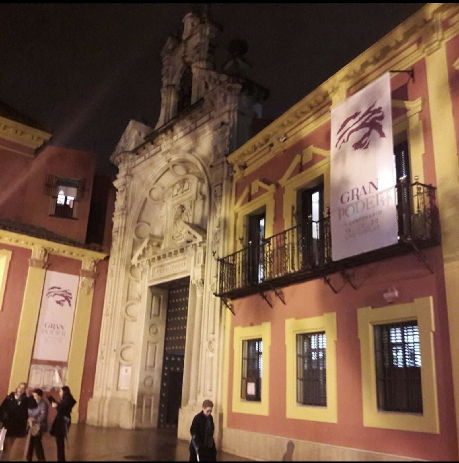 El exterior de la basílica engalanado.