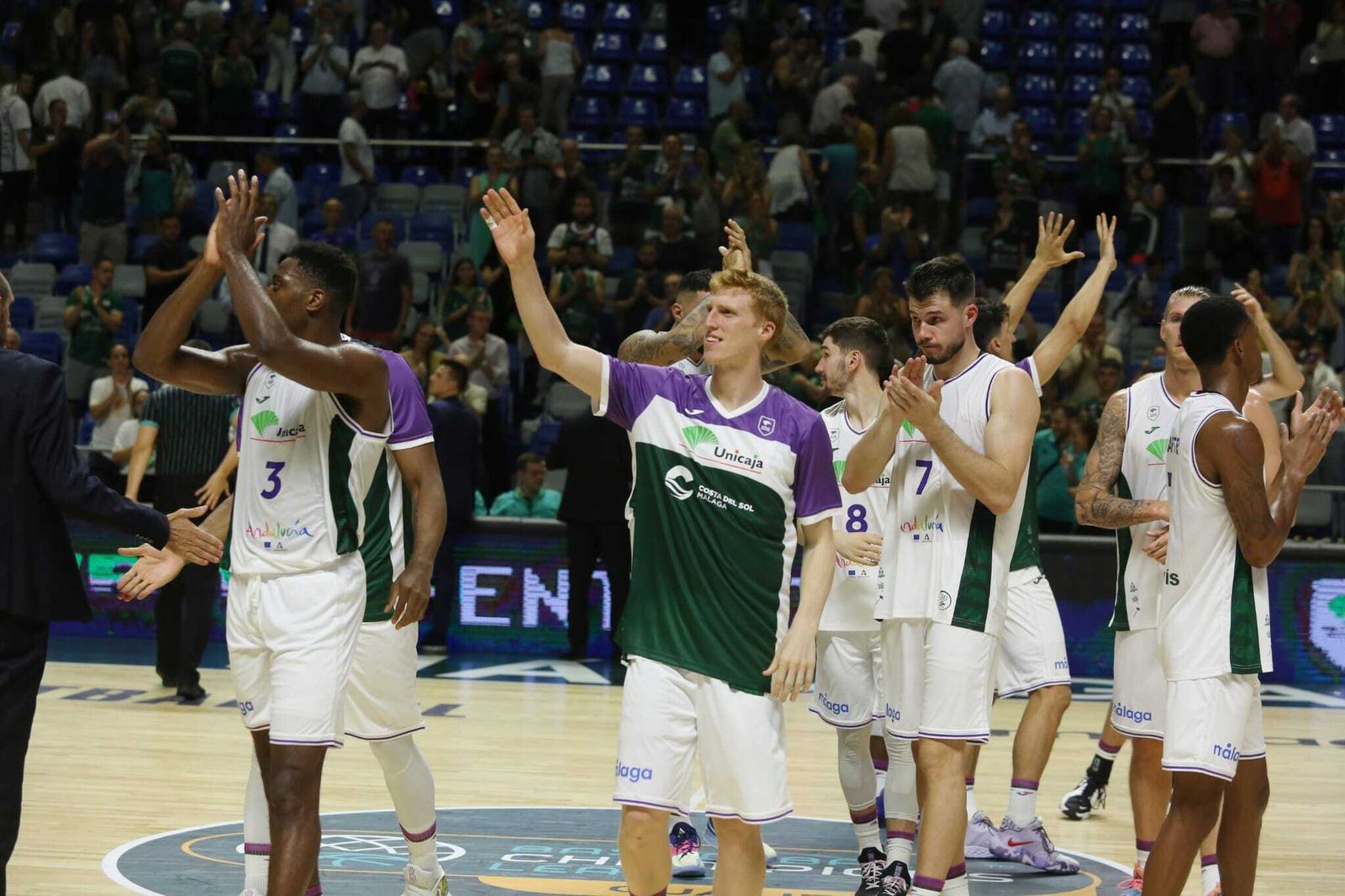 Los jugadores del Unicaja saludan al público al final del partido.
