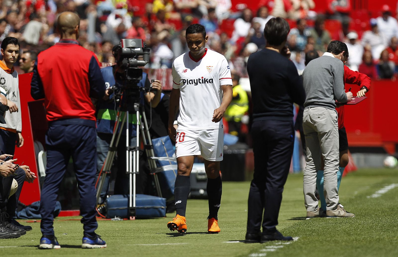 El colombiano Luis Muriel se retira del terreno de juego durante el choque ante el Villarreal pasando por al lado de Montella.