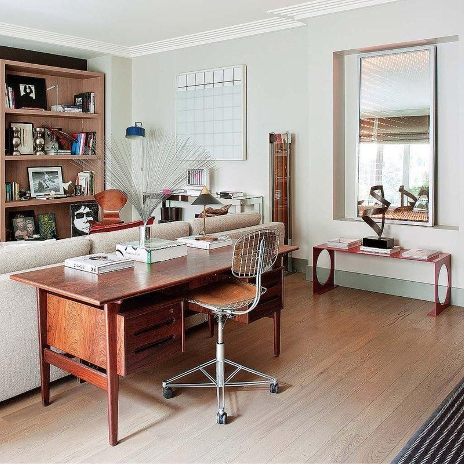 Un escritorio integrado con el resto de elementos del salón.