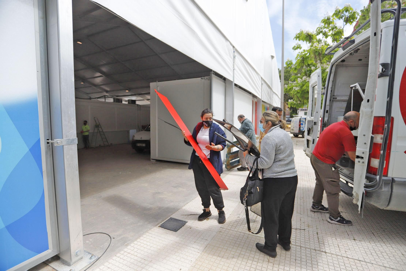 Traslado de los detallistas al provisional mercado de San Sebastián Traslado de los detallistas al provisional mercado de San Sebastián