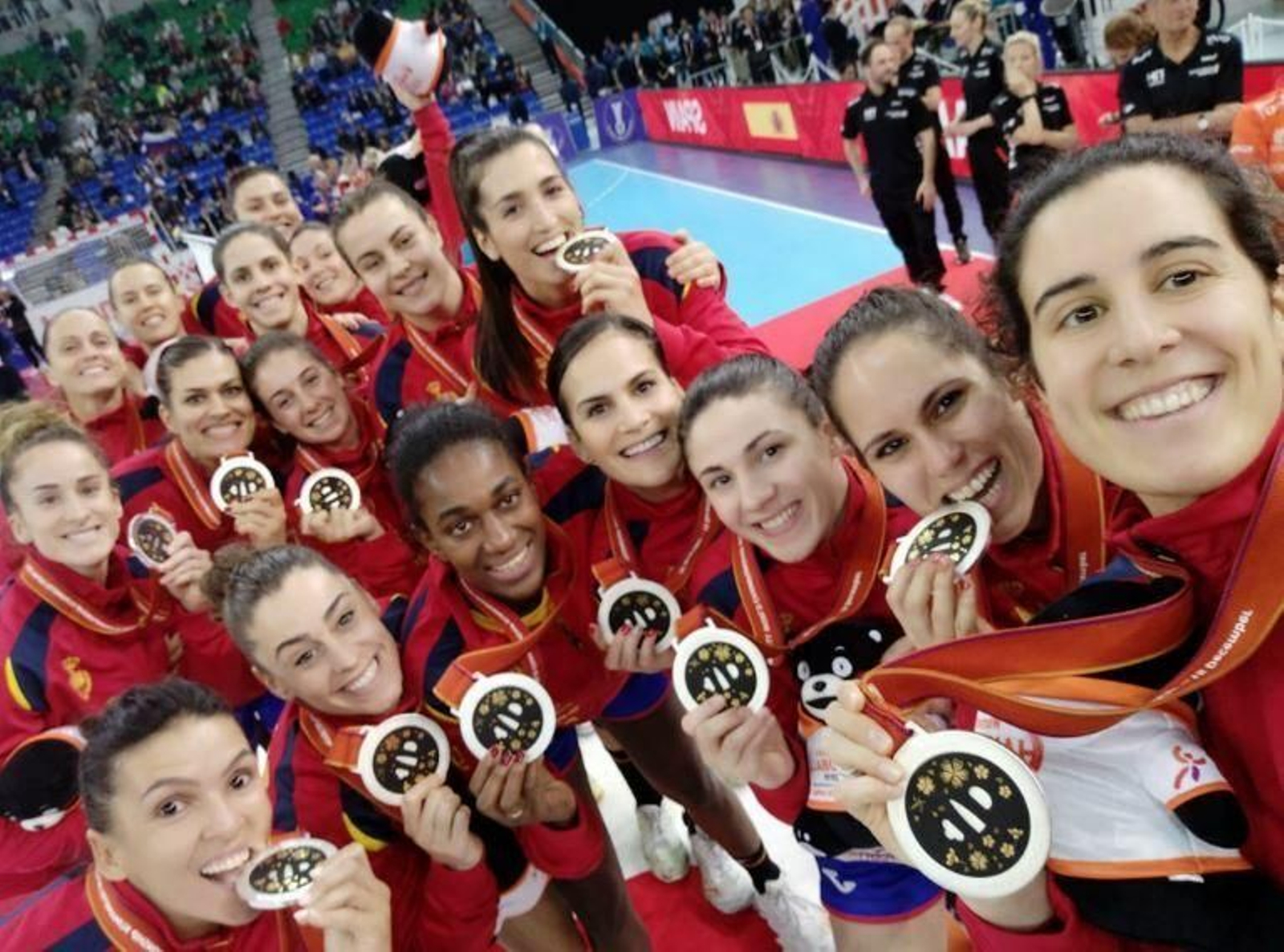 Las jugadoras posan con la medalla de plata.